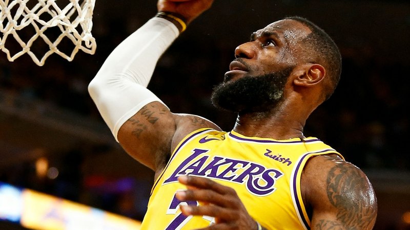 NBA西部决赛第七场集锦封面，詹姆斯在终场前0.3秒投进致胜三分球的特写画面